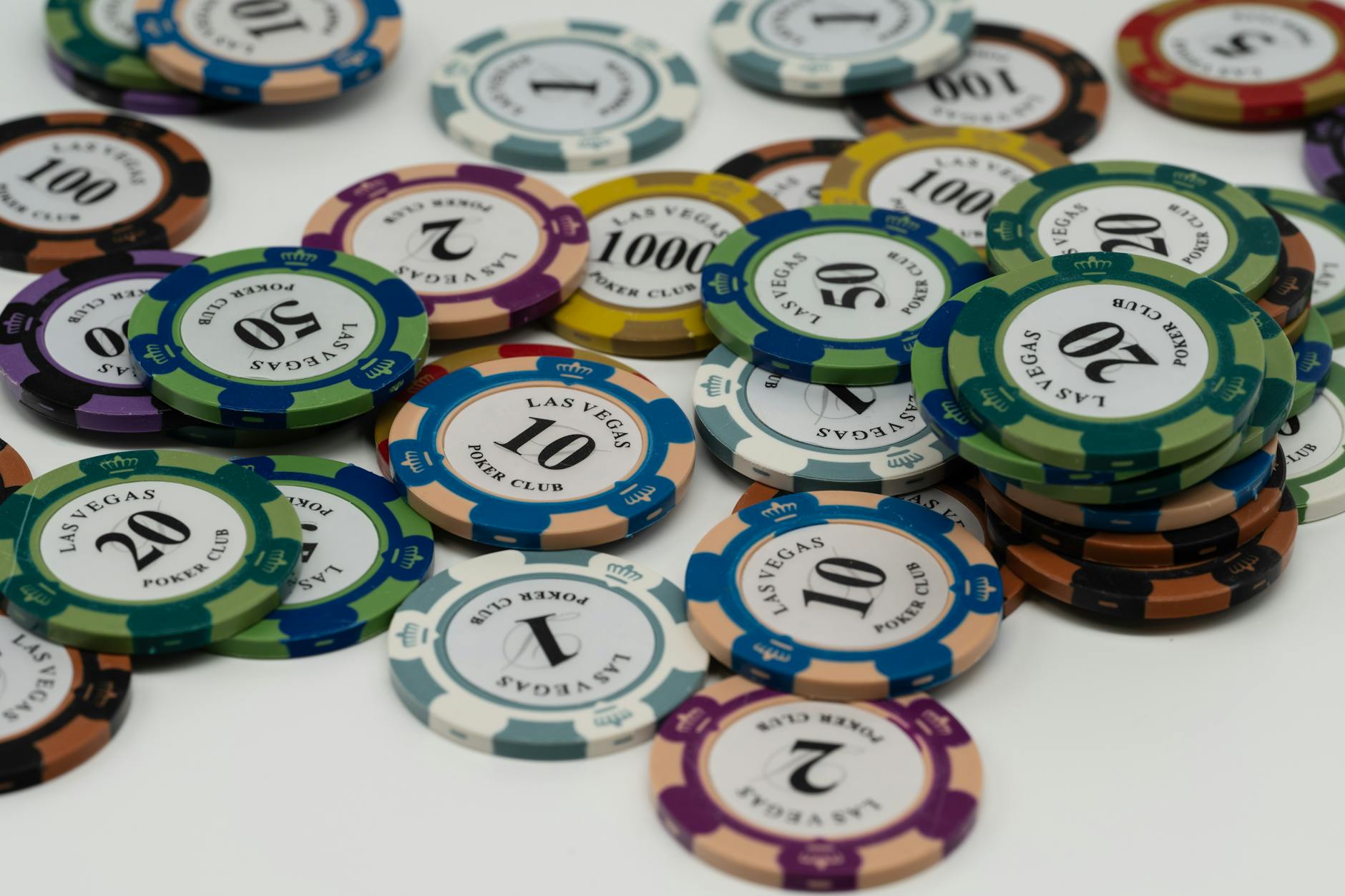 Trải nghiệm casino trực tuyến hiện nay tập trung mạnh vào sự tiện lợi trên cả di động lẫn máy tính.