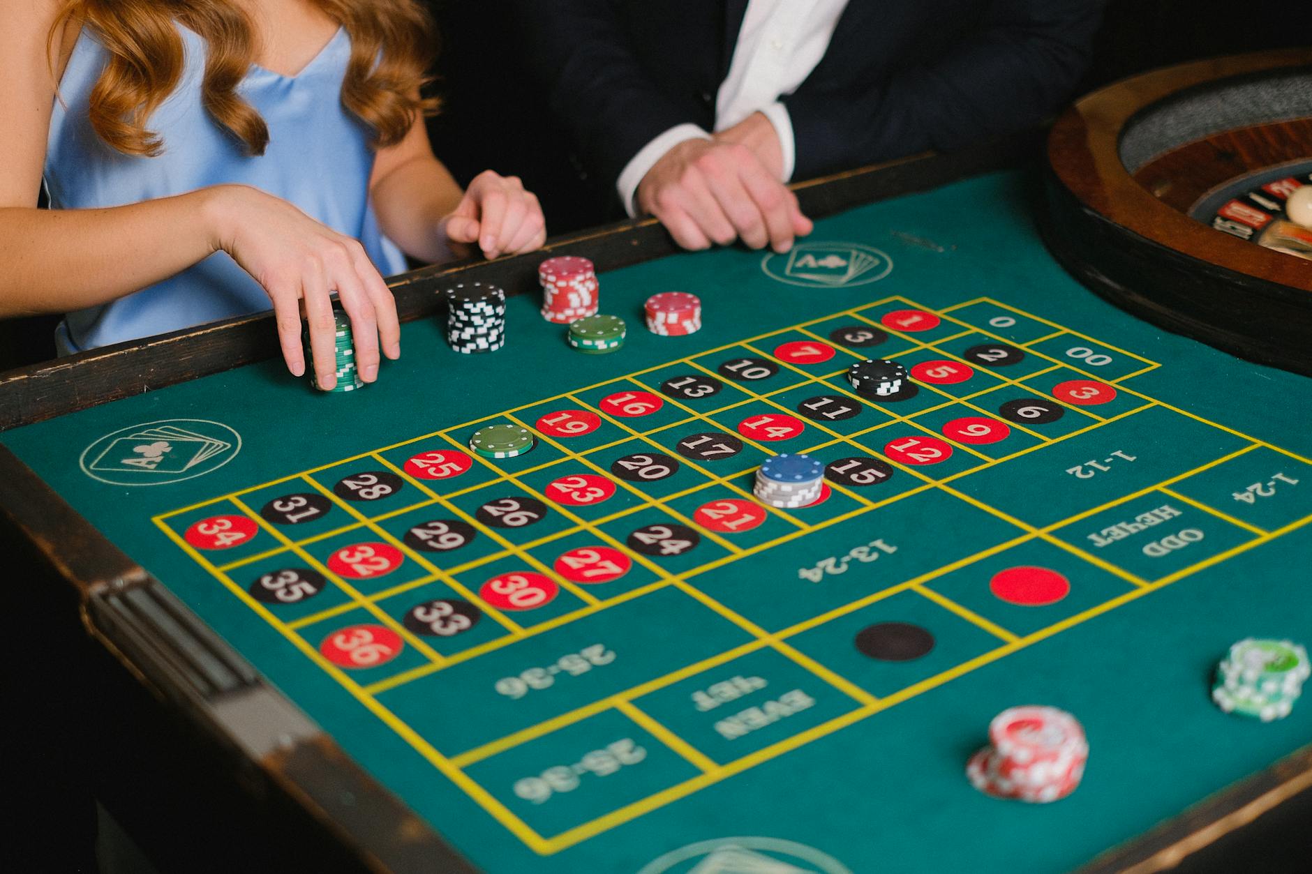 Casino live mang lại cảm giác chân thực hơn nhờ hình thức chơi với dealer thật qua video trực tiếp.